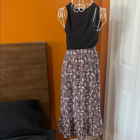 Ardene Duo Floral Asymmetrical Hem Ruffle Skirt and Basic Black Top - Size L - Picture 7 of 16
